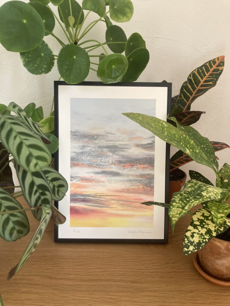 Ciel multicolore peint au pastel à l'huile, nuages gris foncé sur fond bleu-gris clair, touches de jaune et rose, tirage d'art