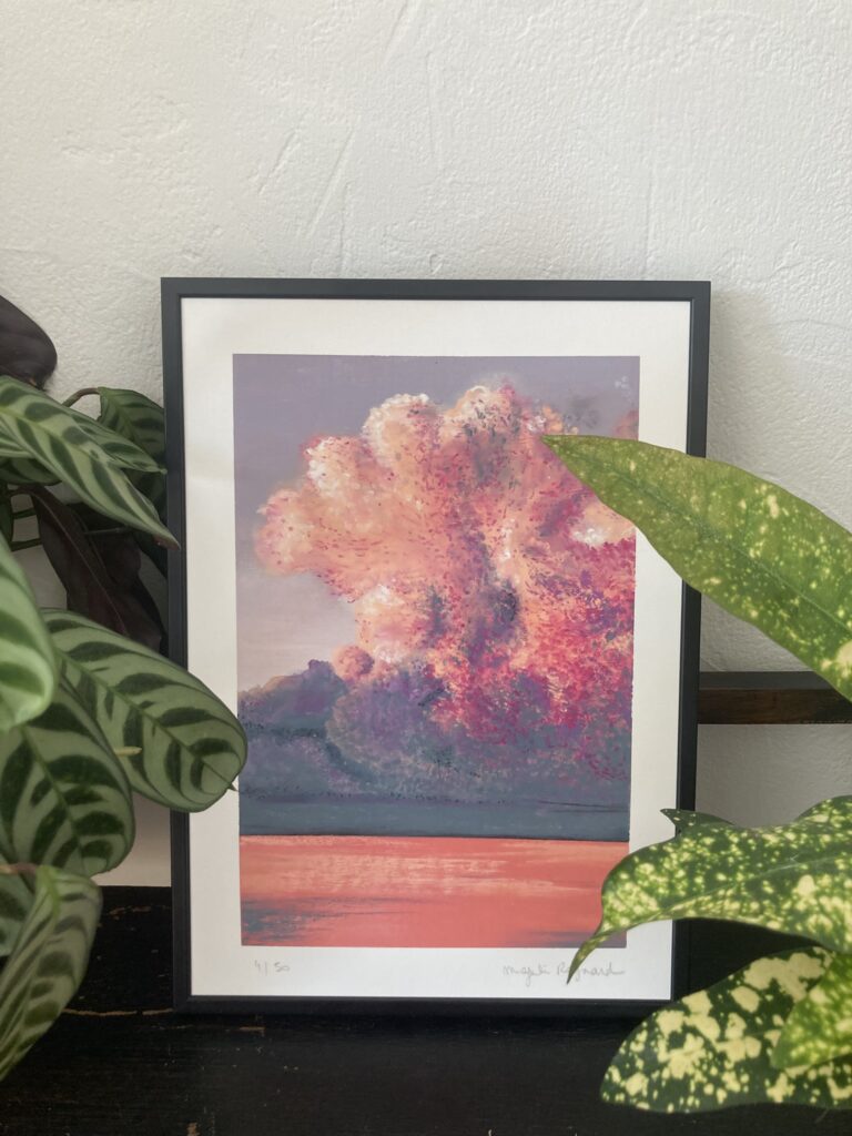 Souffle cosmique - gros nuage puissant sur mer rose et gris, pastel à l'huile sur fond acrylique, tirage d'art