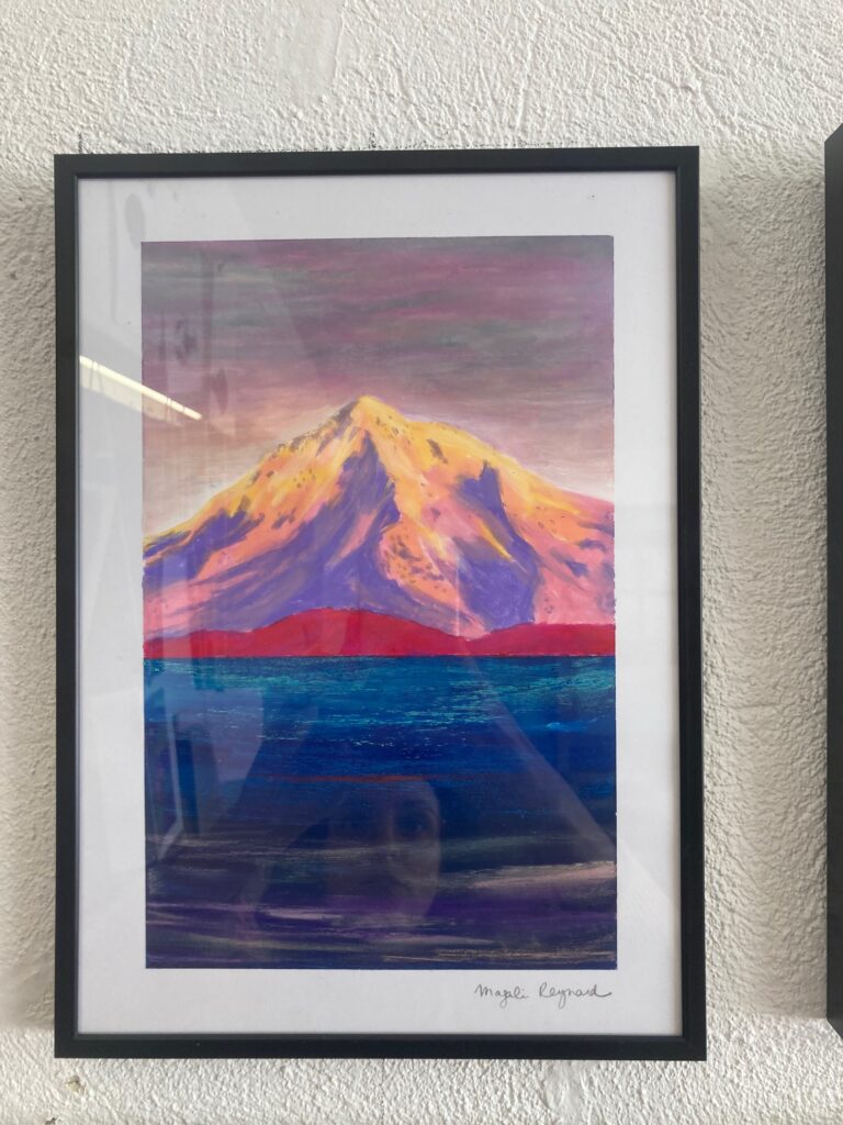 Hallucination - paysage de lac de montagne aux couleurs intenses, montagne violette et jaune, mer bleue, pastel à l'huile sur fond acrylique, tirage d'art