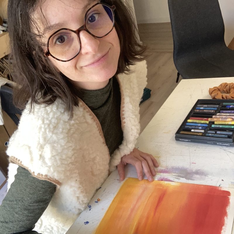 Magali Reynard dessinant un ciel au pastel à l'huile sur fond acrylique, œuvre disponible en tirage d'art